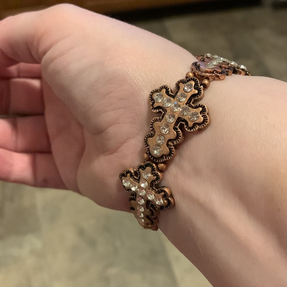 ❤️❤️❤️NWT Elegant and simple Gold and Silver Cross Bracelet!! ❤️❤️❤️ - Picture 3 of 11